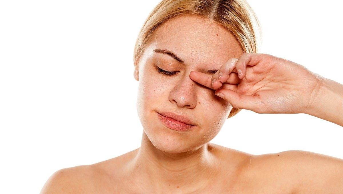 девушка чешет глаз
