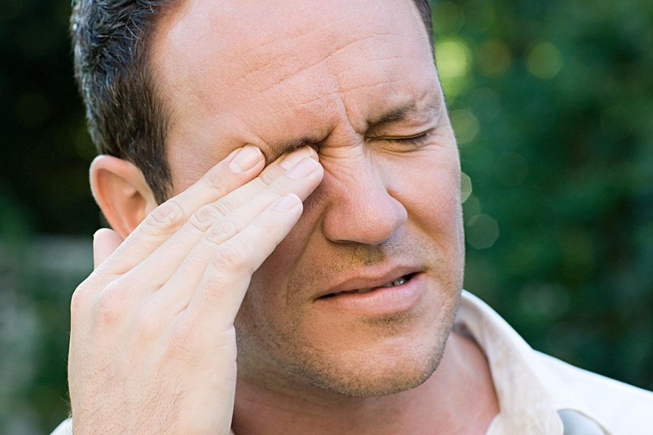 мужчина чешет глаз
