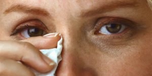 Почему щиплет глаза?
