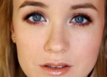 Голубовато-серый цвет глаз обусловлен низким содержанием меланина и избыточным отложением коллагена в строме, что препятствует эффекту Тиндаля (рас...