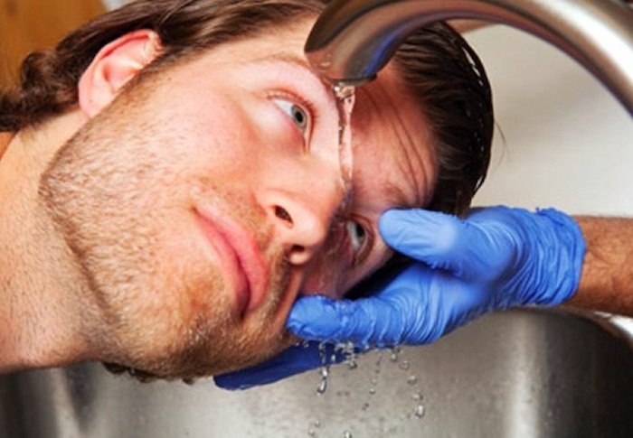 Что делать, если горячее масло попало в глаз?
